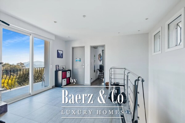 photo 2 Villa with sea view located in Mandelieu