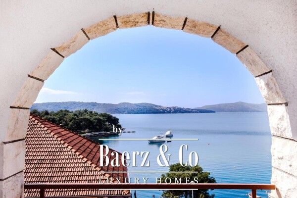 photo 1 Okrug Gornji, Beautiful house, second row to the sea