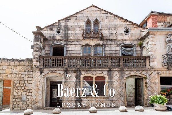 photo 1 Sinj, strict center, house with great potential