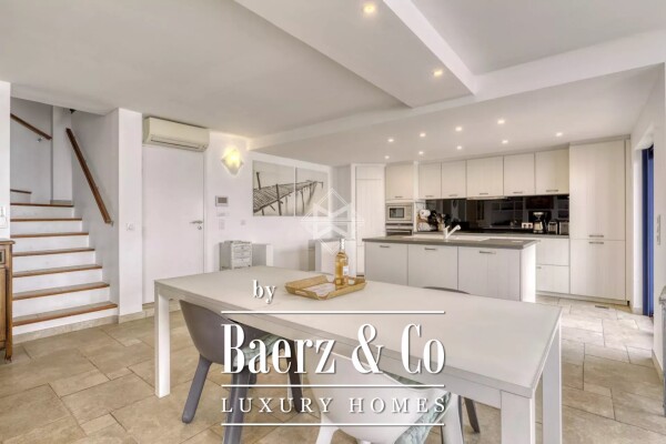 photo 7 Waterfront, renovated villa with direct access to the sea