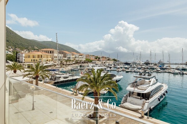 photo 9 Luxurious Three Bedroom Apartment with a Seaview