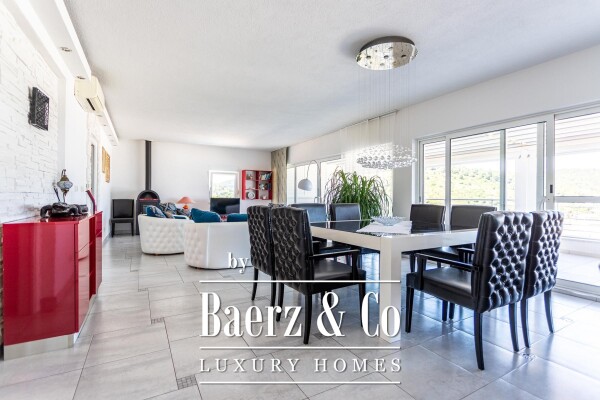 photo 1 Vis,  Attractive House with 311 m² of Living Space on a 2,027 m² Plot