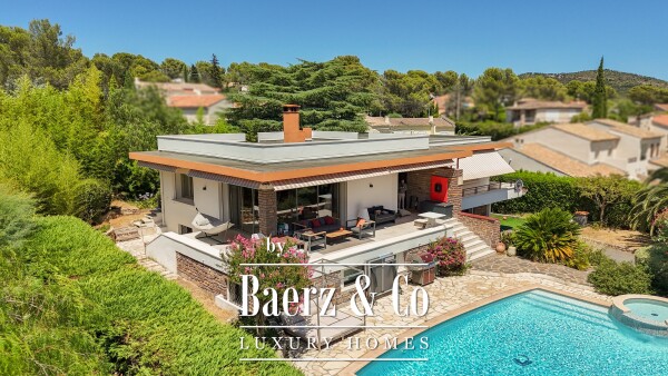 photo 3 Vente Villa rénovée de 270 m² avec piscine et jardin paysager - 5 min en voiture de la plage