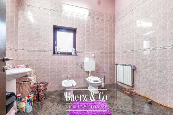 photo 5 Samobor, family house 553 m² on a plot of 6985 m² with a view of the city