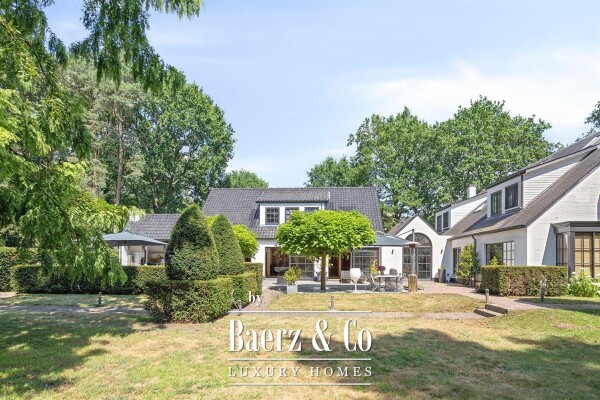 photo 1 Stijlvolle villa met binnen zwembad!